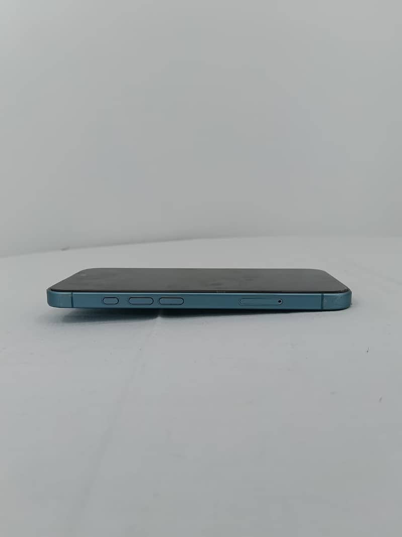 Apple iPhone 16 6
