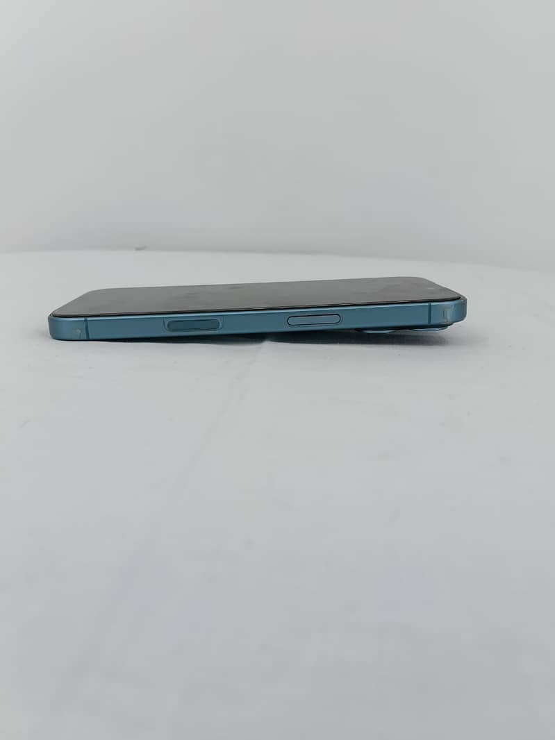 Apple iPhone 16 8