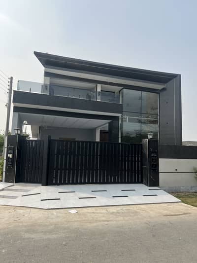 Brand new 1 kanal corner house facing park