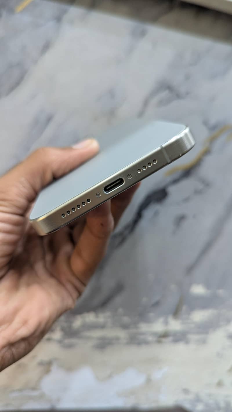 iPhone 15 Pro Max 4