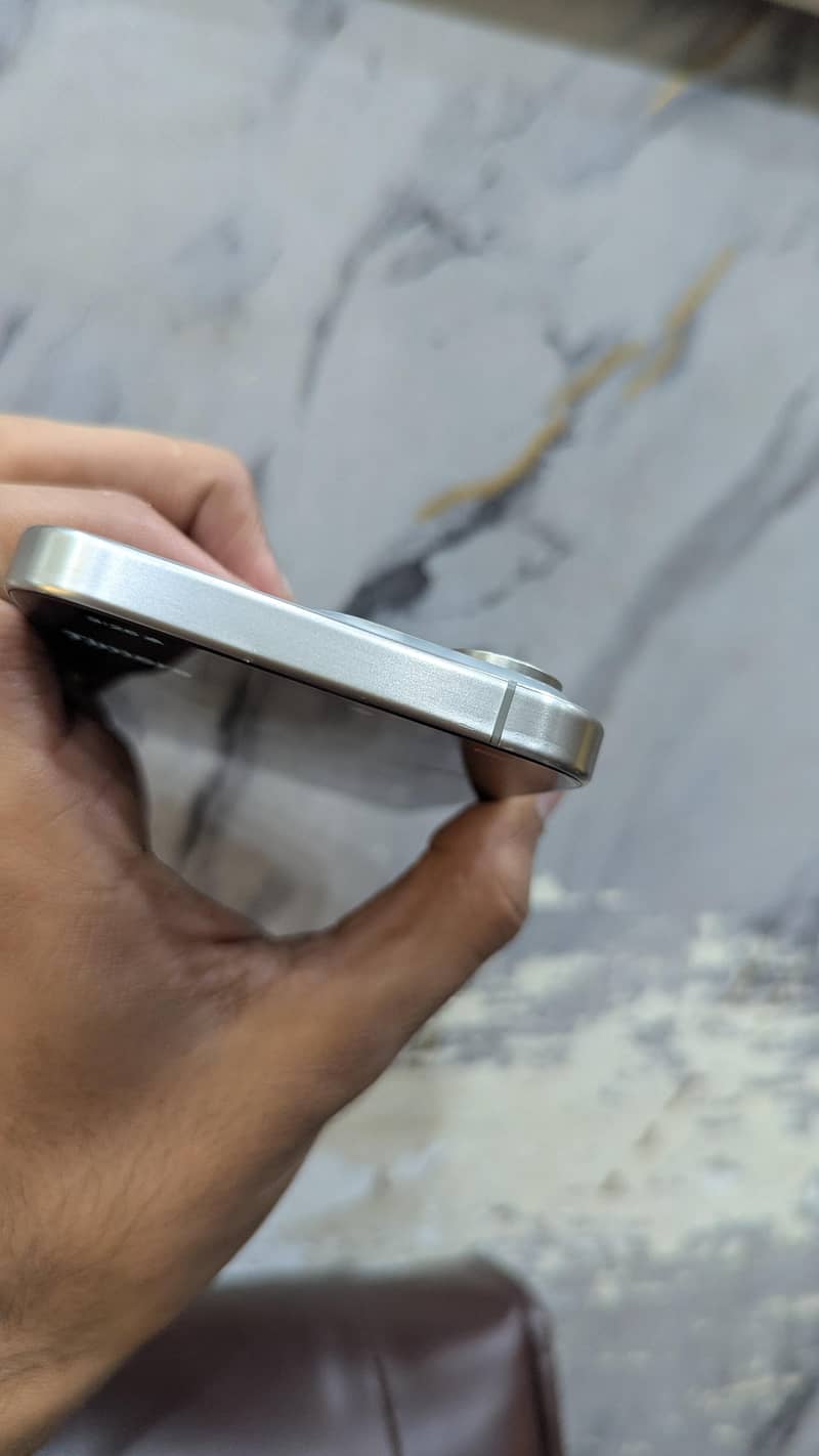 iPhone 15 Pro Max 5