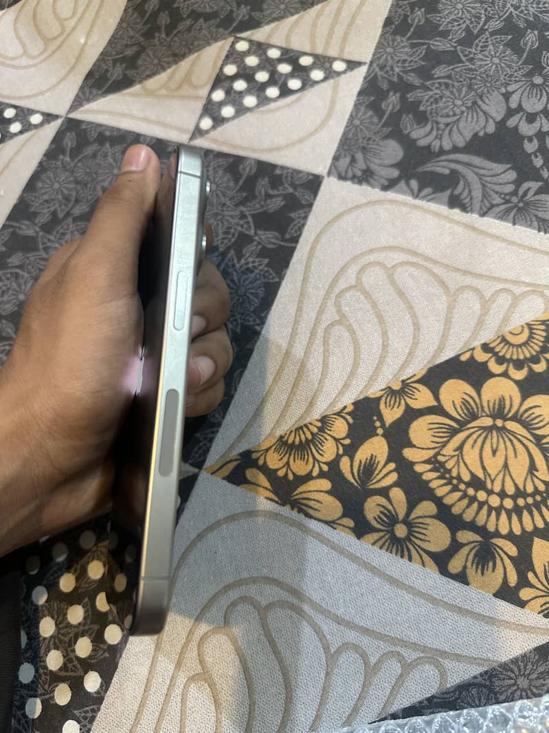 Apple iPhone 15 Pro 4