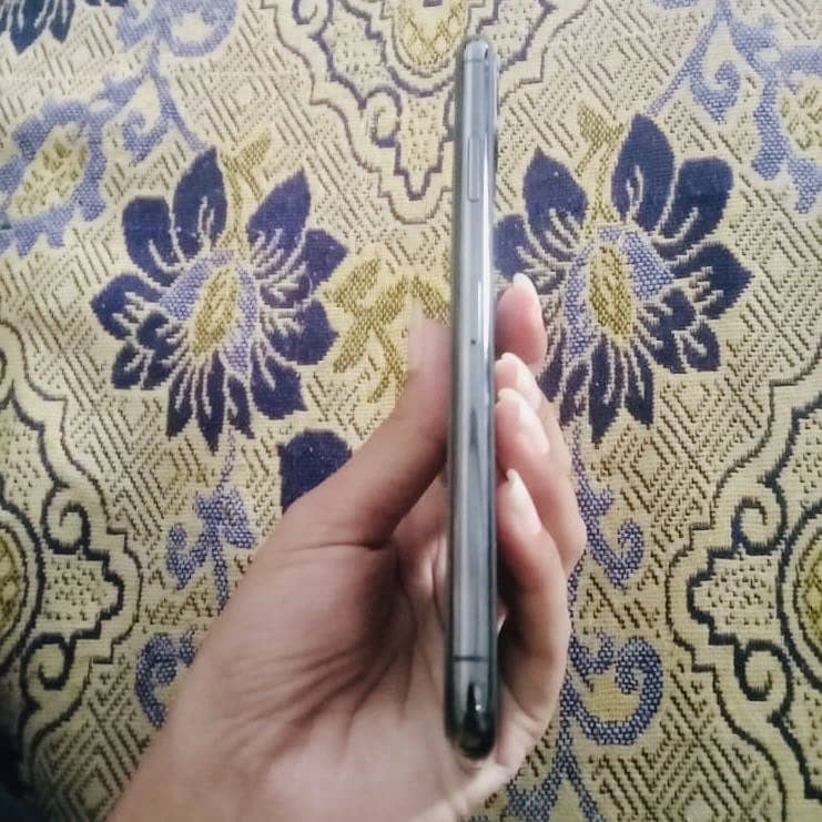 Apple iPhone 11 Pro Max 4