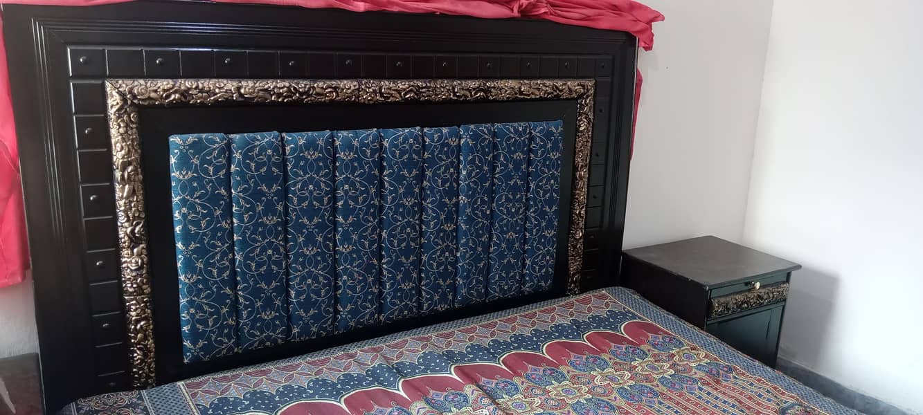 Bed with two side tables 3