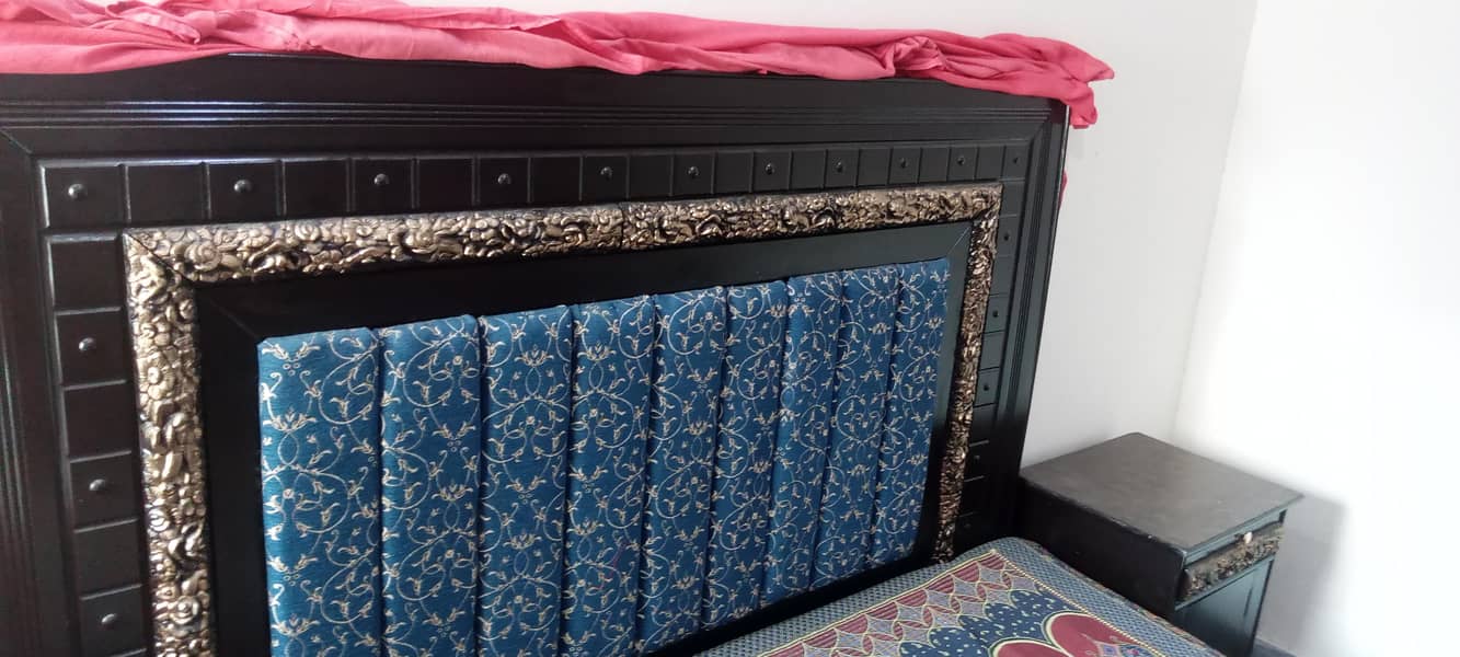 Bed with two side tables 4