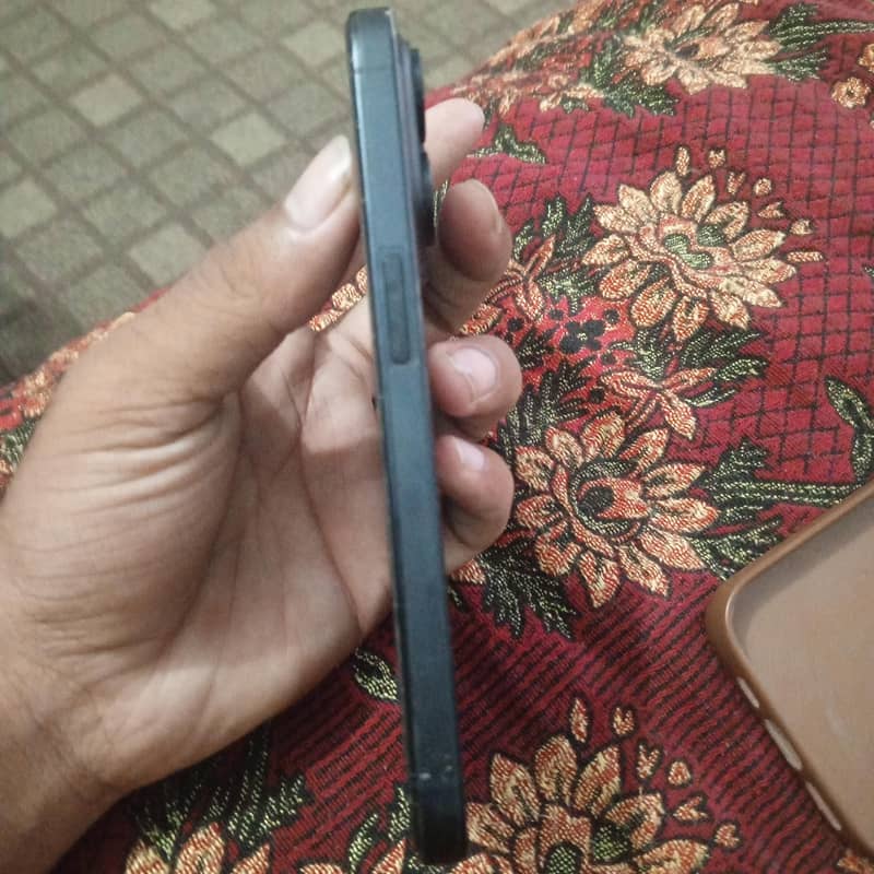 Apple iPhone 15 Pro 2