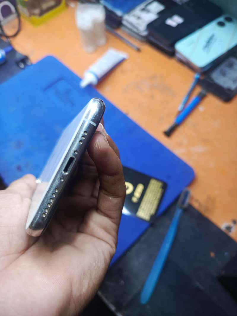 Apple iPhone XS 4