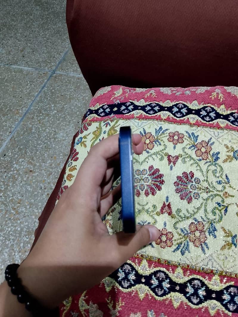 Apple iPhone 12 4