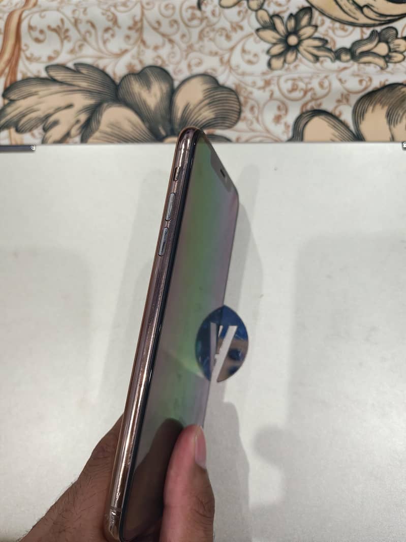 Apple iPhone 11 Pro Max 4