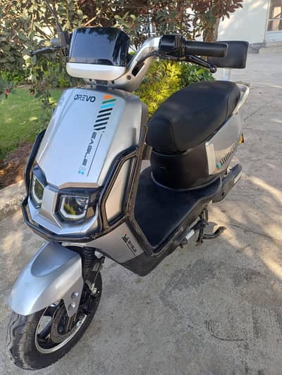 scooty 1200W range 110km per charge lithium battery iron phosphate
