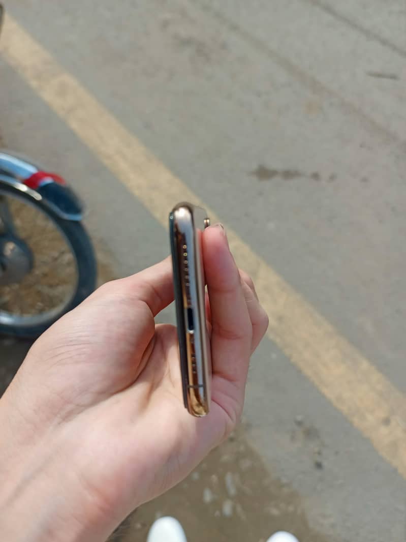Apple iPhone XS 4