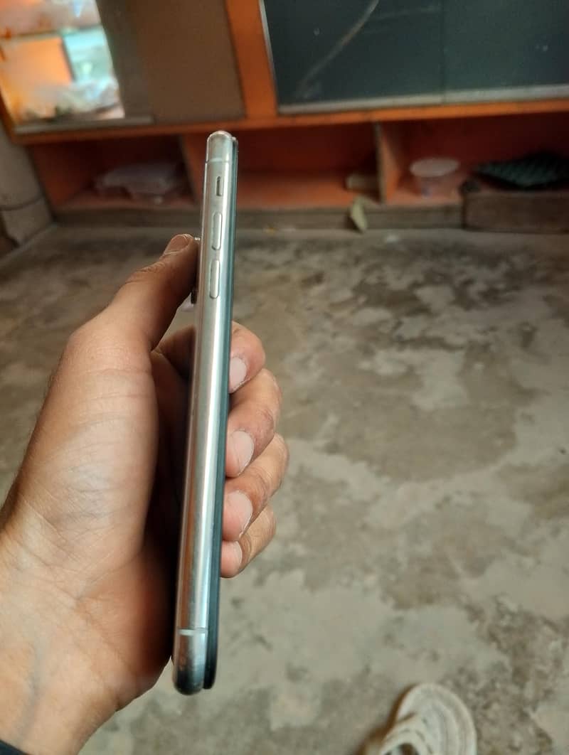 Apple iPhone X 3