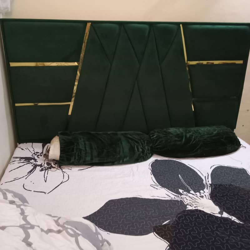 بغیر میٹرس پوشش بیڈ سیٹ بمعہ سائیڈ ٹیبلز ڈریسنگ فوری برائے فروخت 0