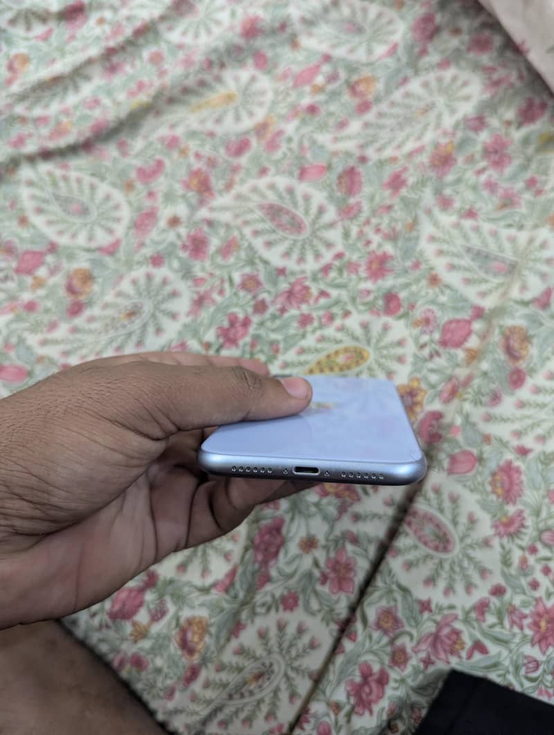 Apple iPhone 11 4