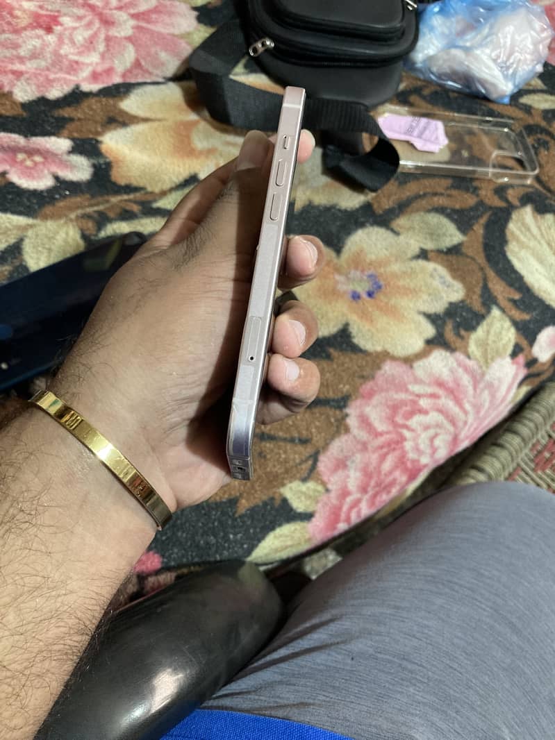 Apple iPhone 13 5
