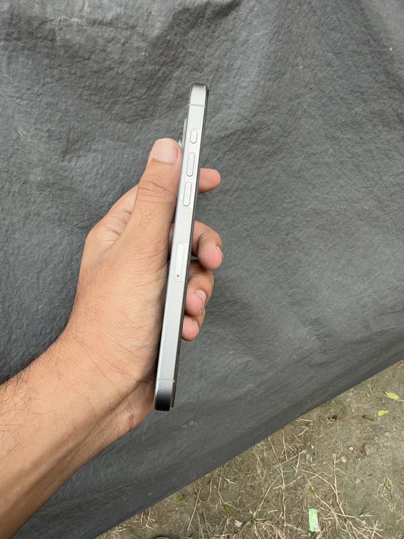Apple iPhone 15 Pro Max 2