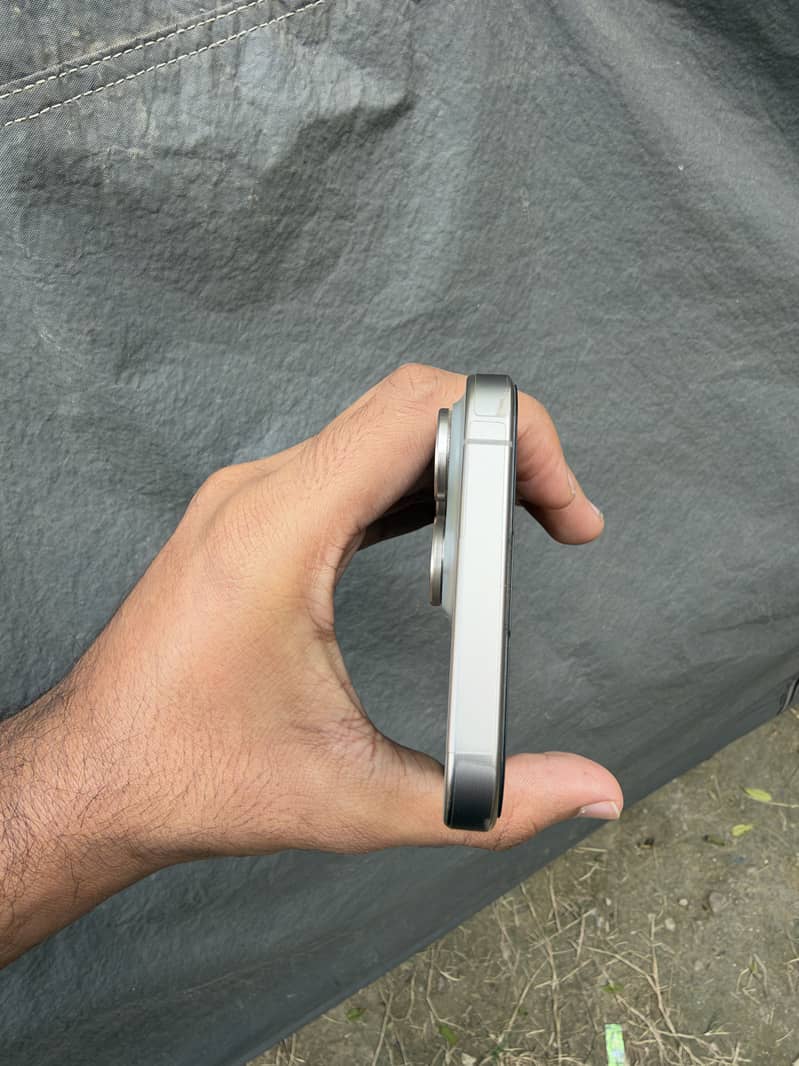 Apple iPhone 15 Pro Max 4