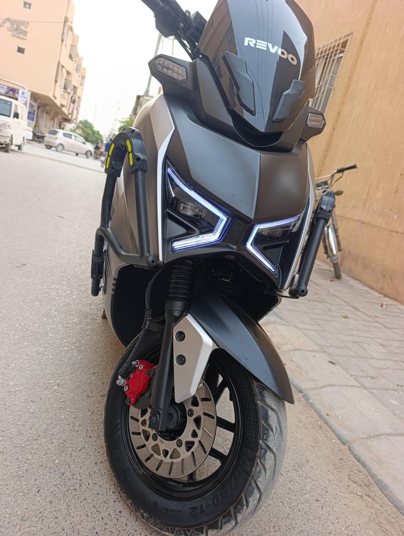 Revoo E52 1