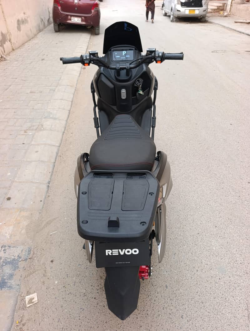 Revoo E52 8