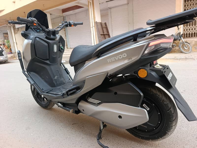 Revoo E52 10