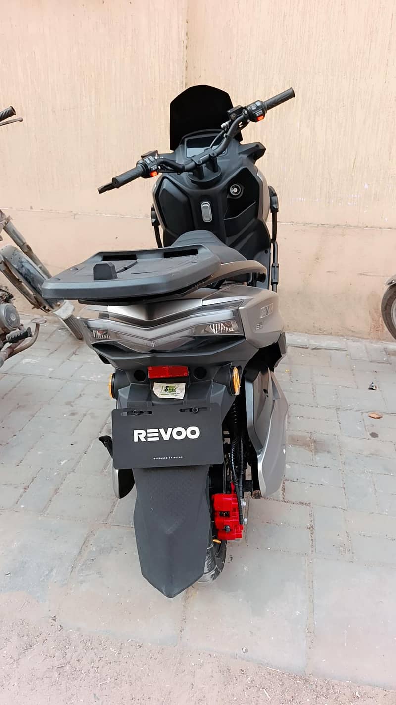 Revoo E52 13