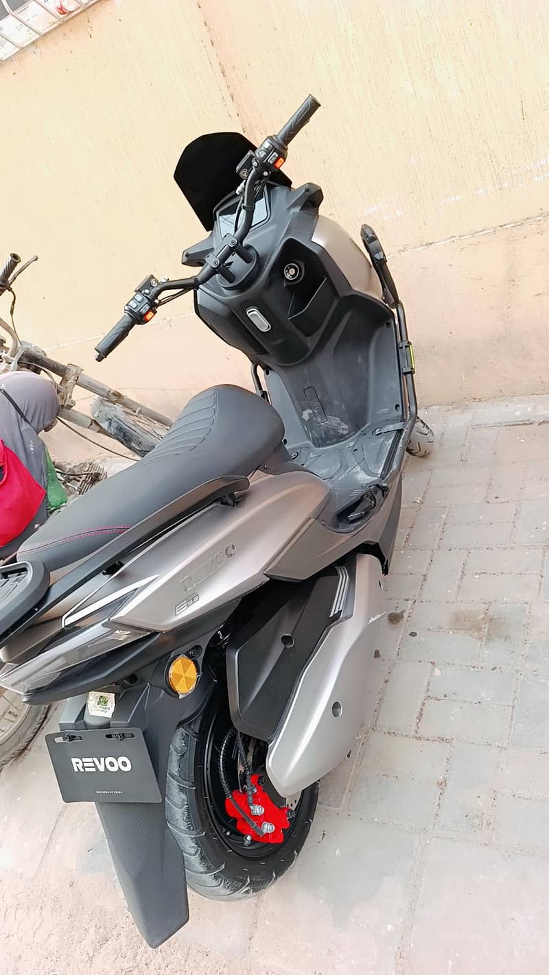 Revoo E52 14