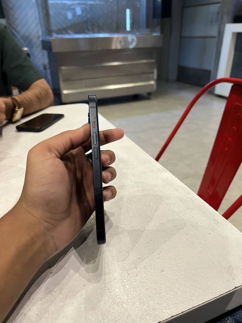 Apple iPhone 13 7