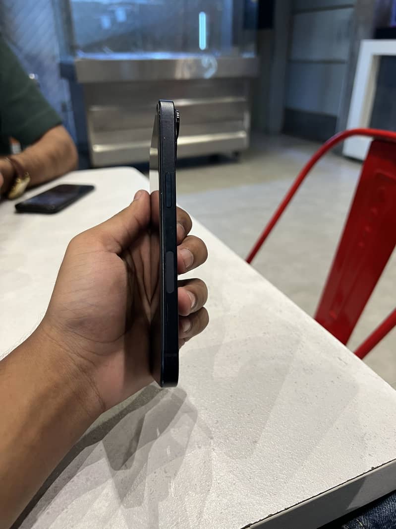 Apple iPhone 13 8