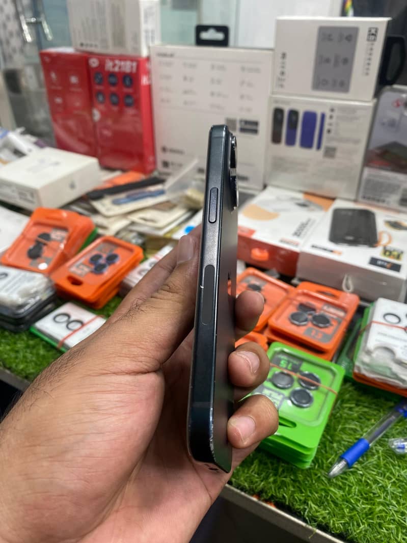 Apple iPhone 15 4