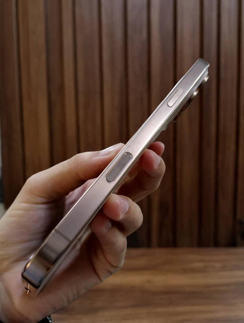 IPHONE 16 PRO MAX 2