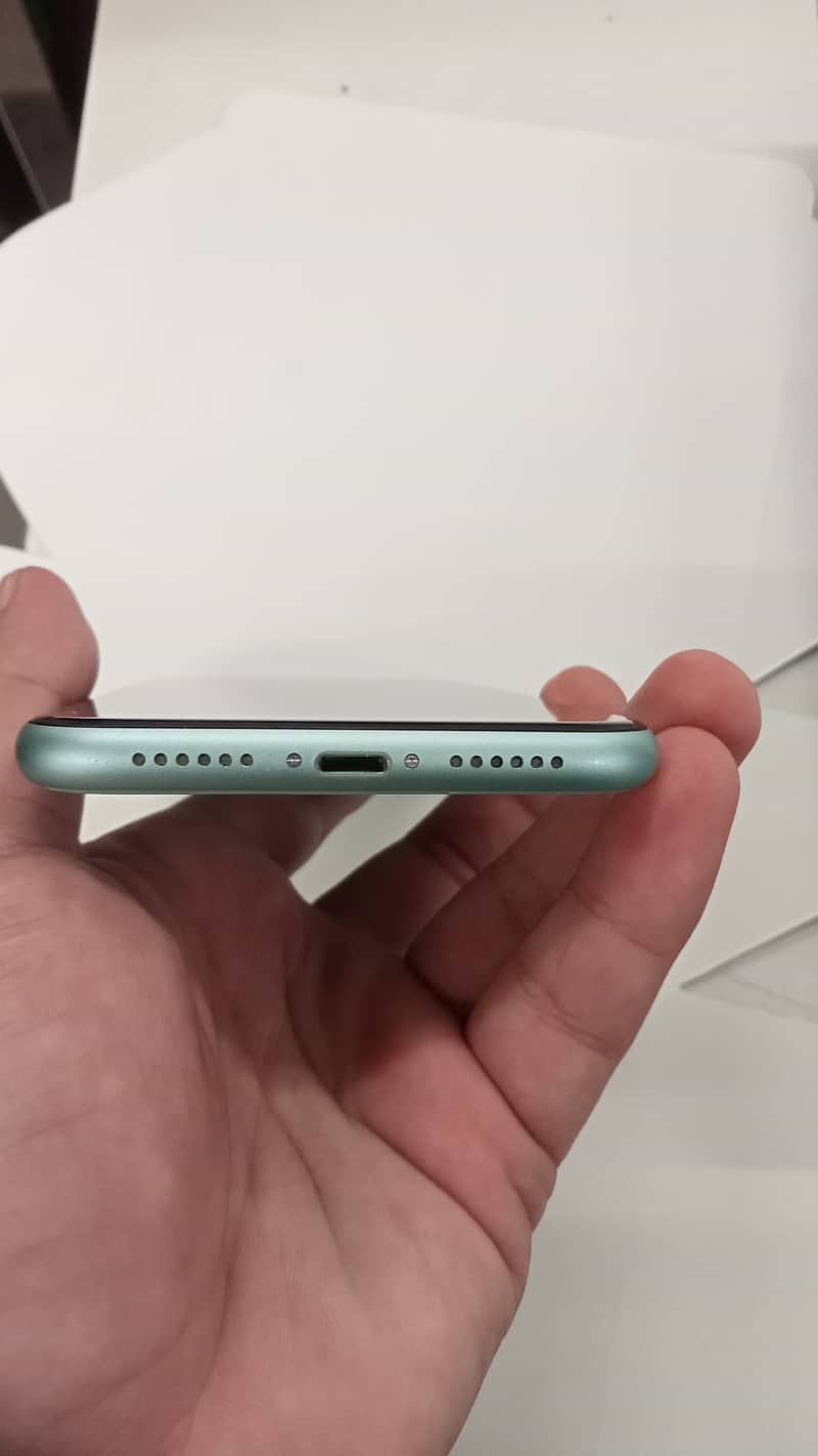 Apple iPhone 11 4