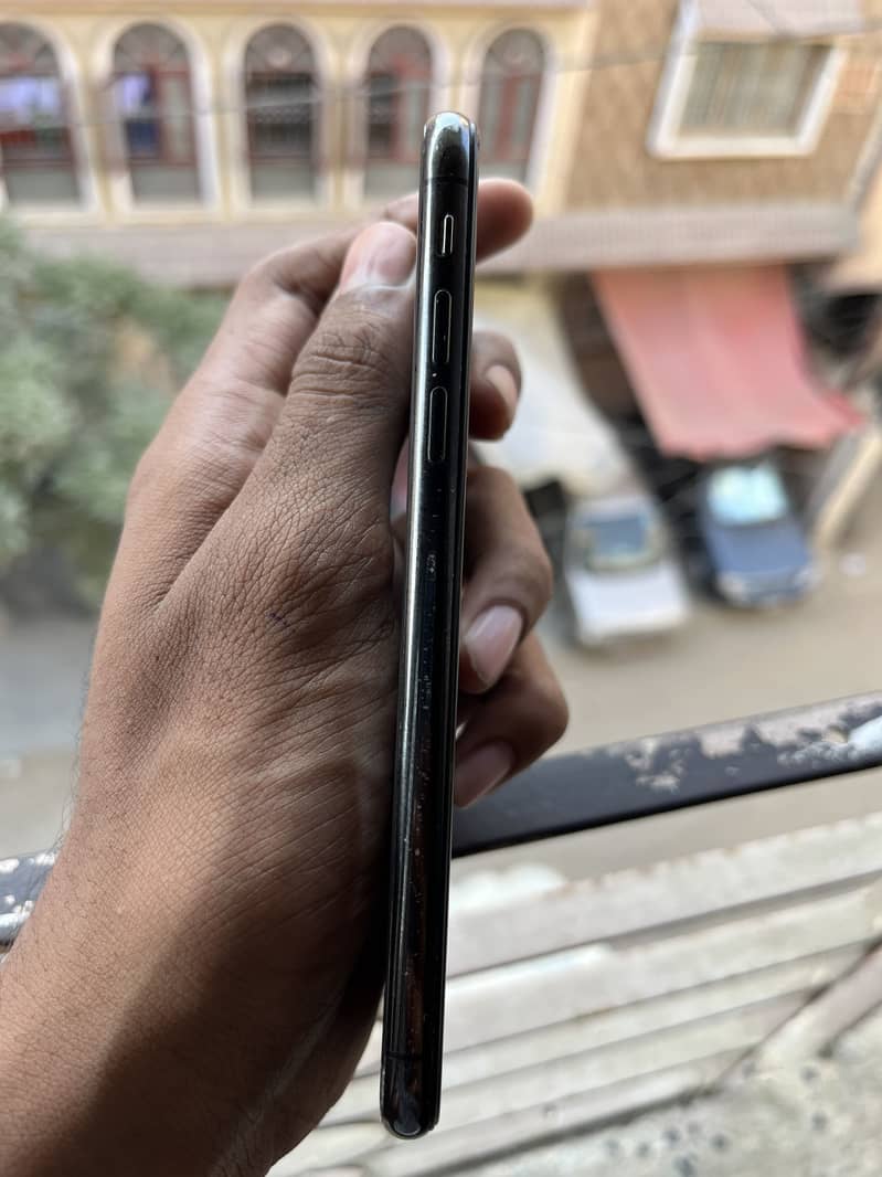 Apple iPhone X 4