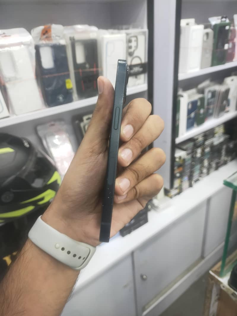 Apple iPhone 13 1