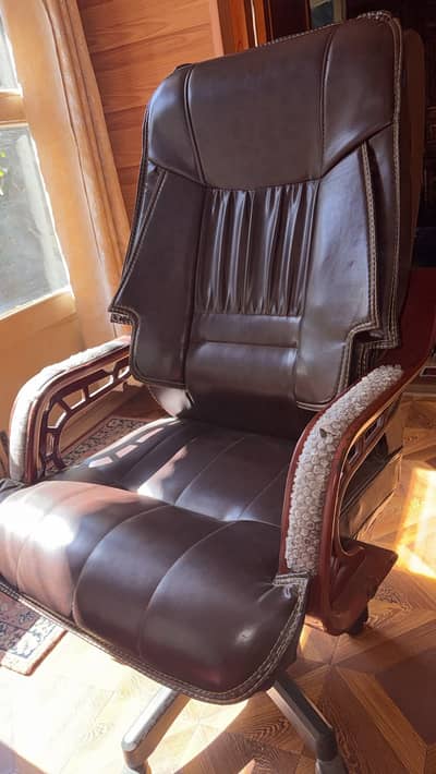 Executive High Back Office Chair - Boss Chair - Wooden Arms - Revolvin