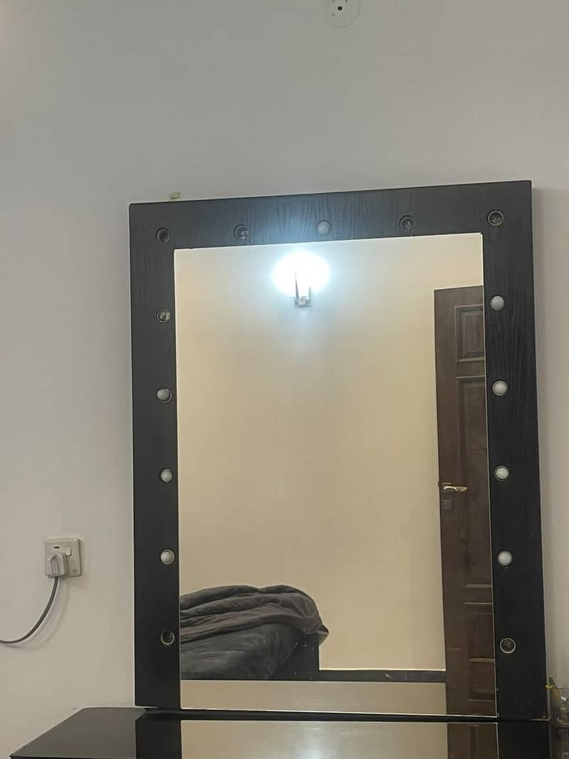 Dressing table mirror 0