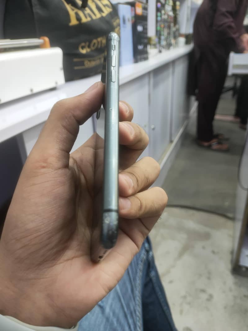 Apple iPhone 11 3