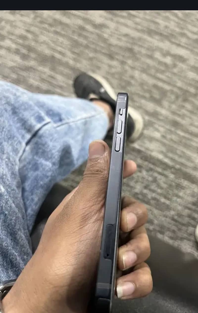 Apple iPhone 12 4