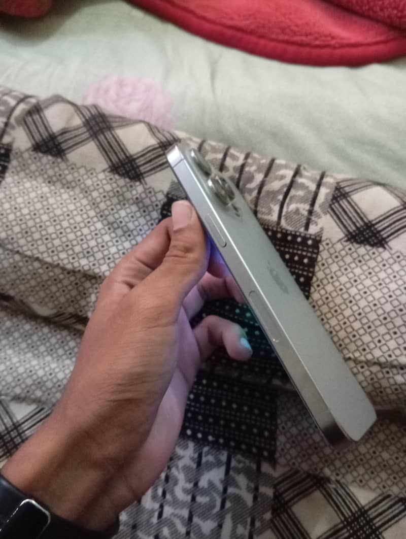 iphone 15 pro max 4