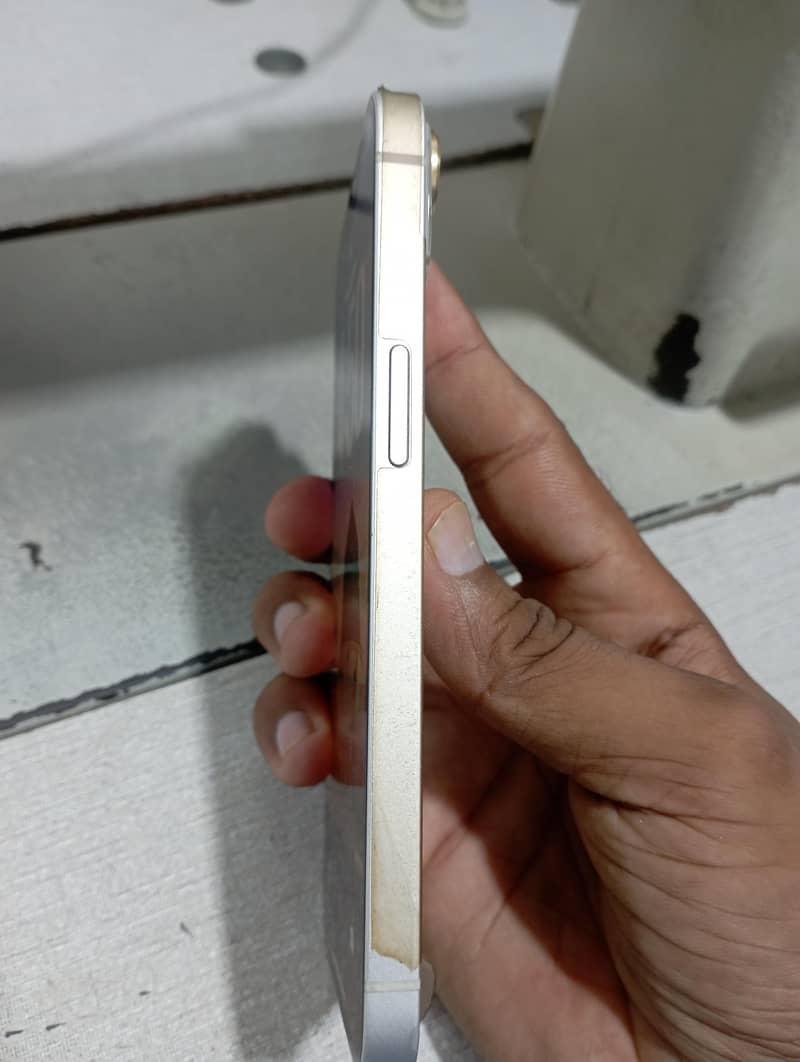 iPhone 13 4