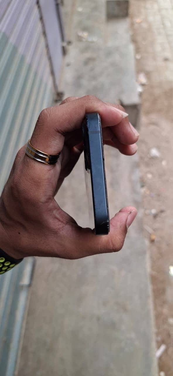 Apple iPhone 13 0
