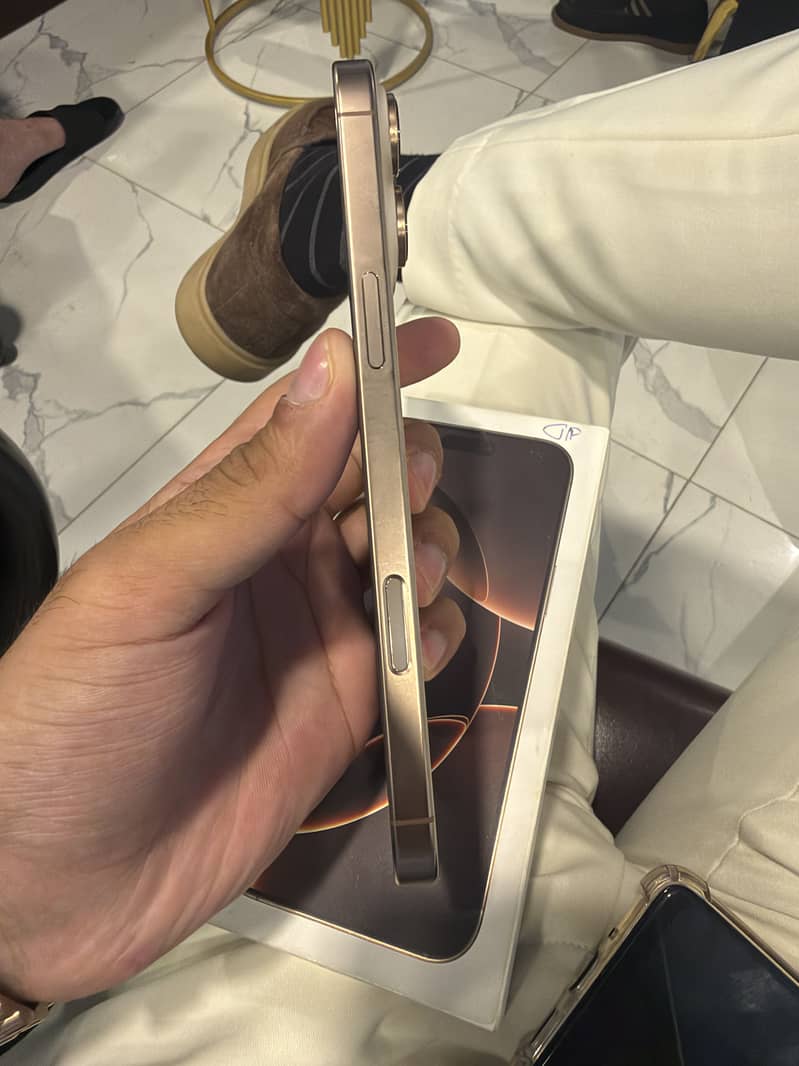 Apple iPhone 16 Pro Max 1