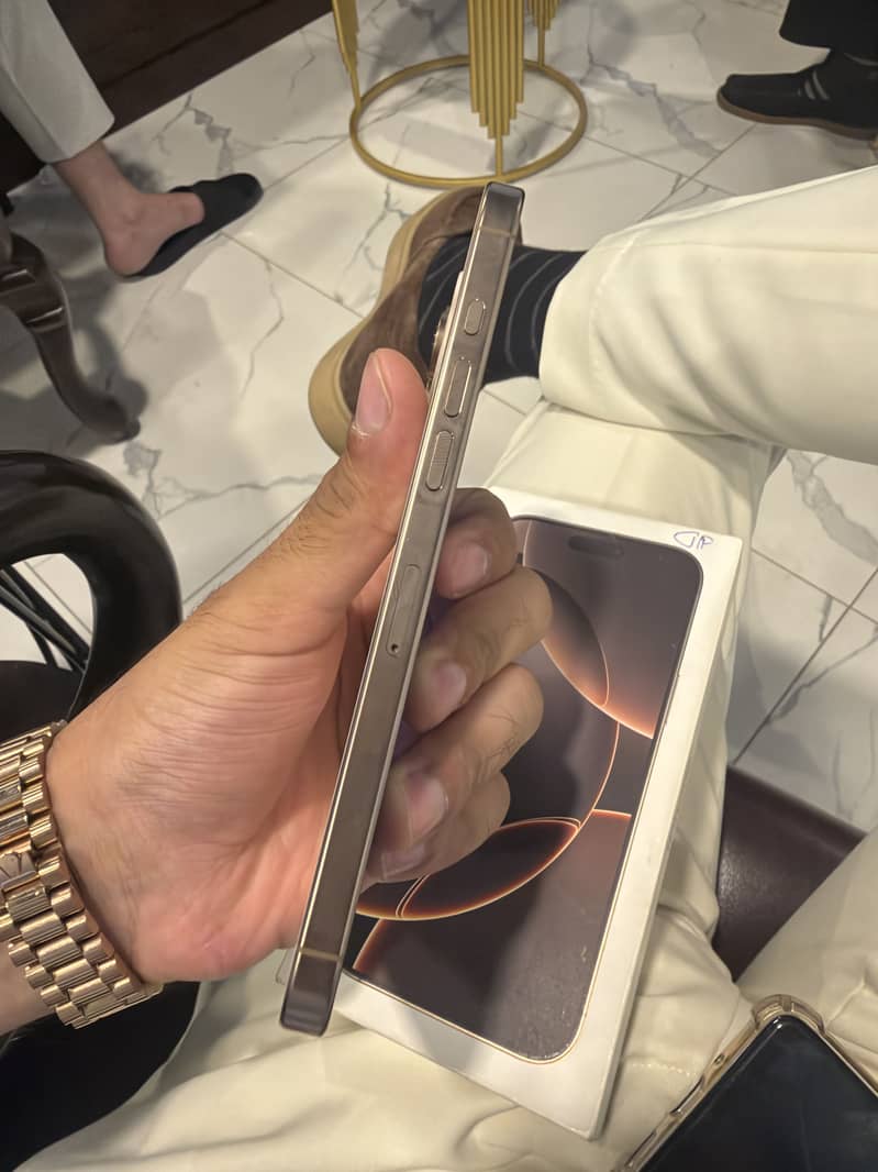 Apple iPhone 16 Pro Max 3