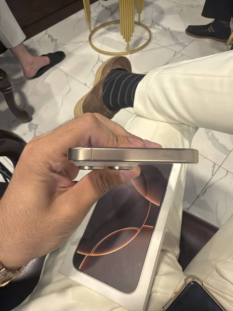 Apple iPhone 16 Pro Max 4
