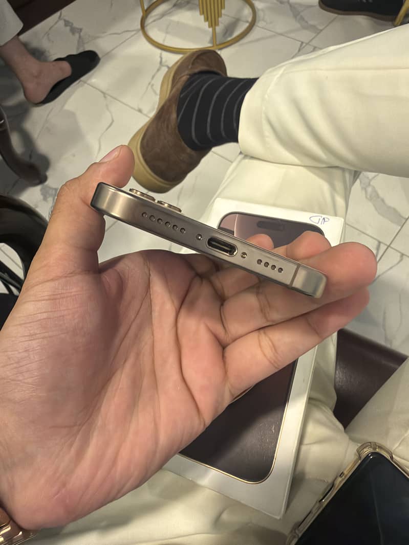Apple iPhone 16 Pro Max 5