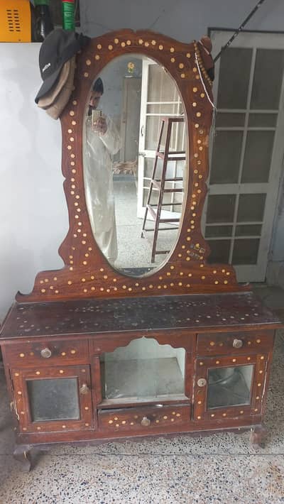 DRESSING TABLE FOR SALE IN GOOD CONDITION