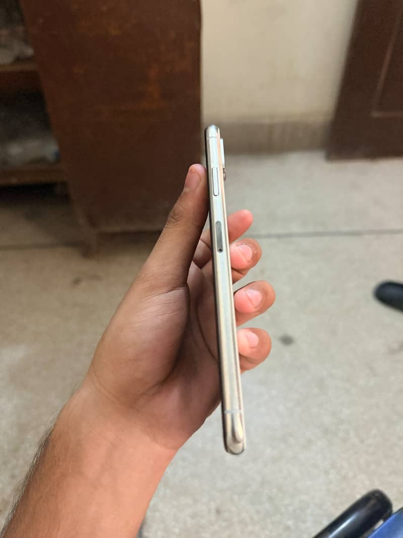 Apple iPhone XS Max 3