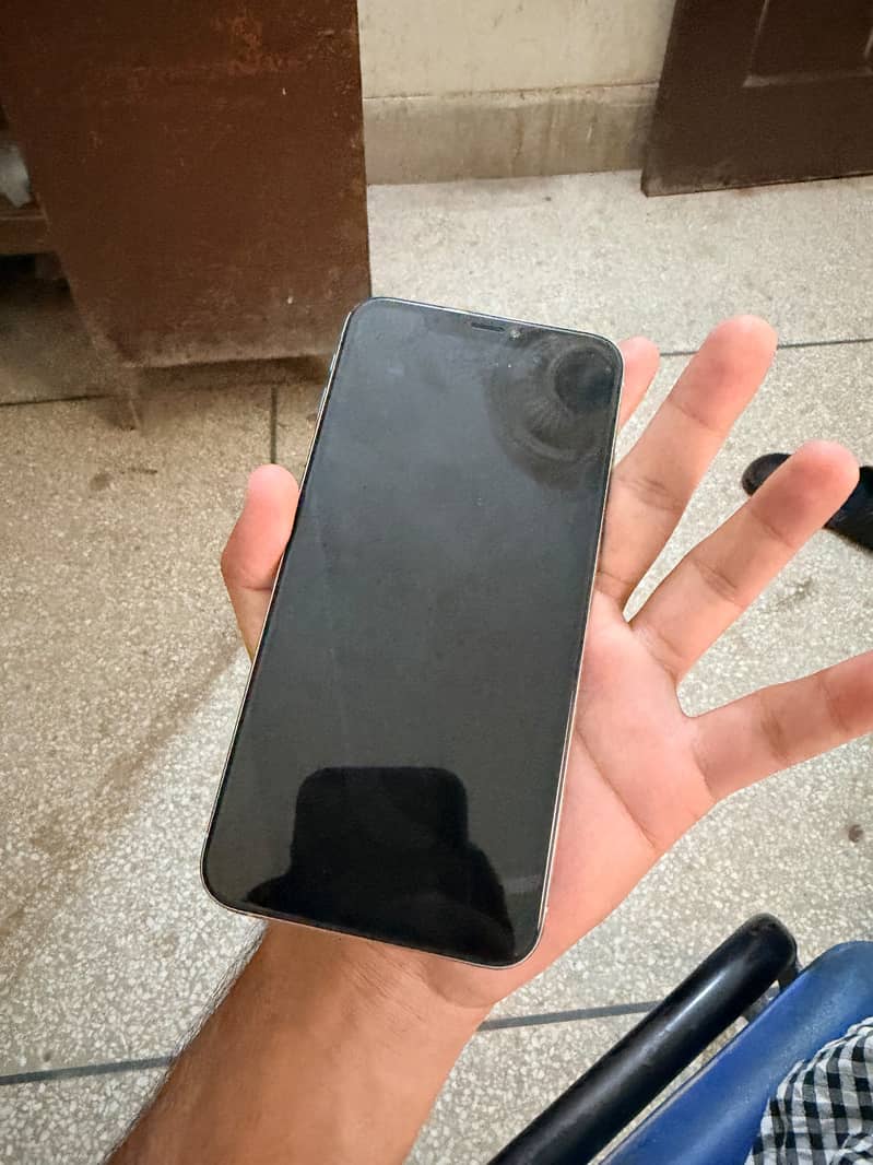 Apple iPhone XS Max 4