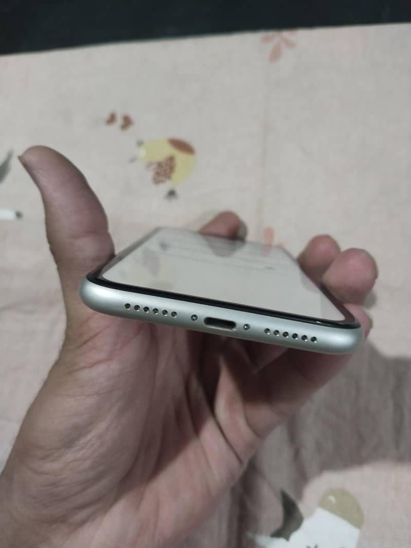 Apple iPhone 11 4