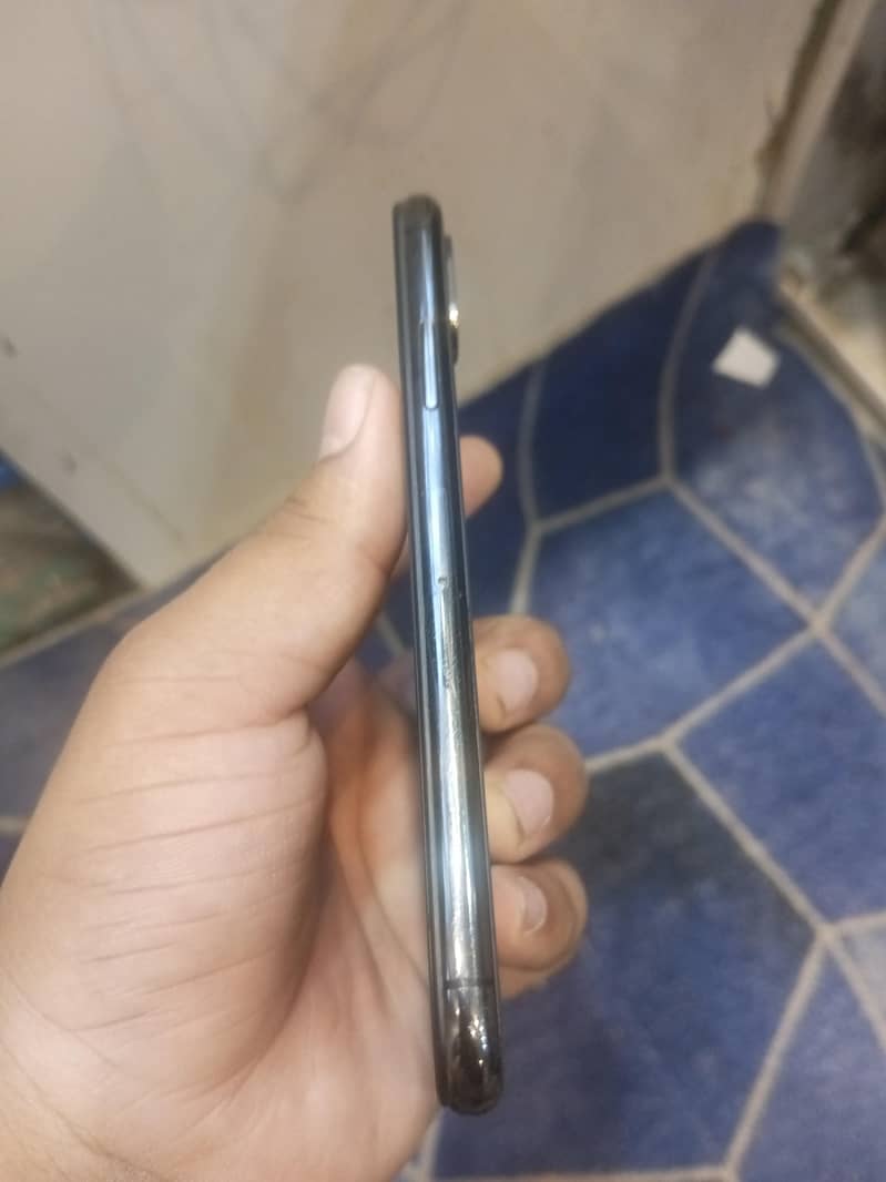 Apple iPhone XS 3