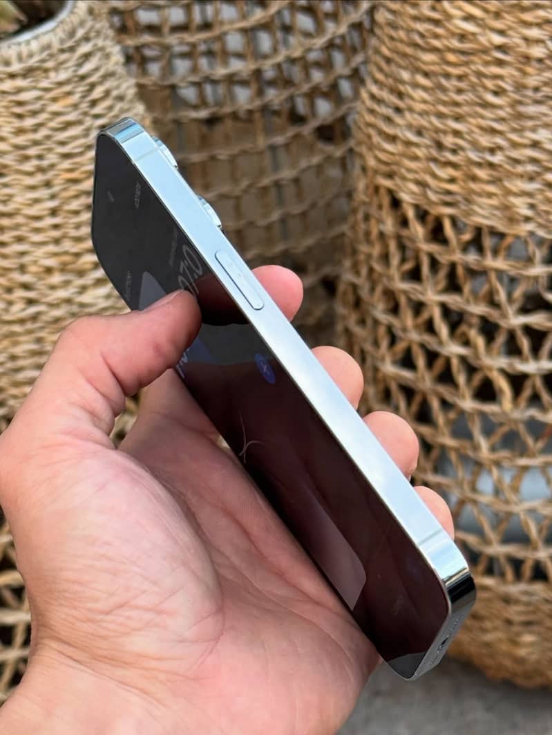 Apple iPhone 14 Pro 1